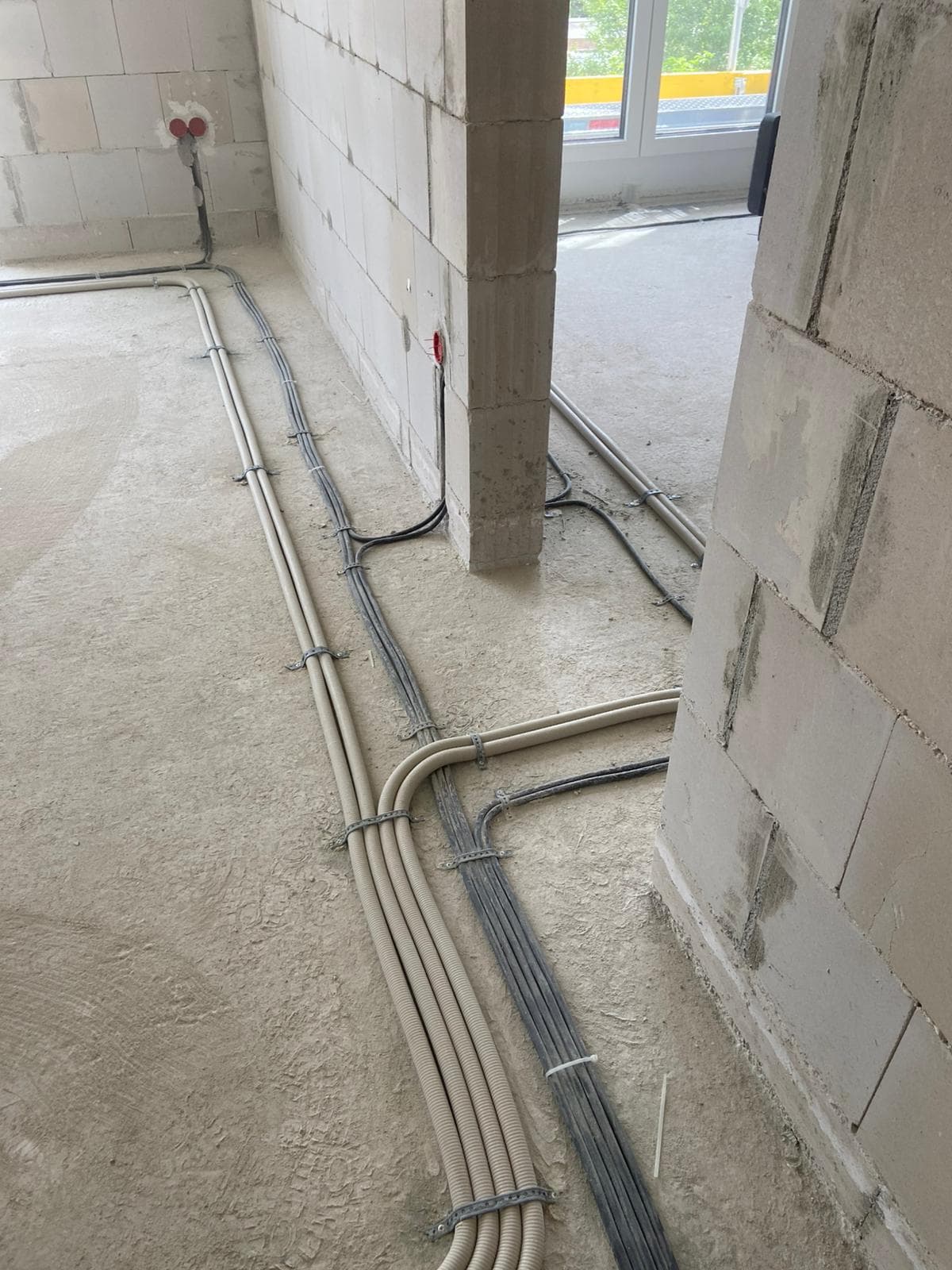 Tim na terenu tokom pripreme razvodne table